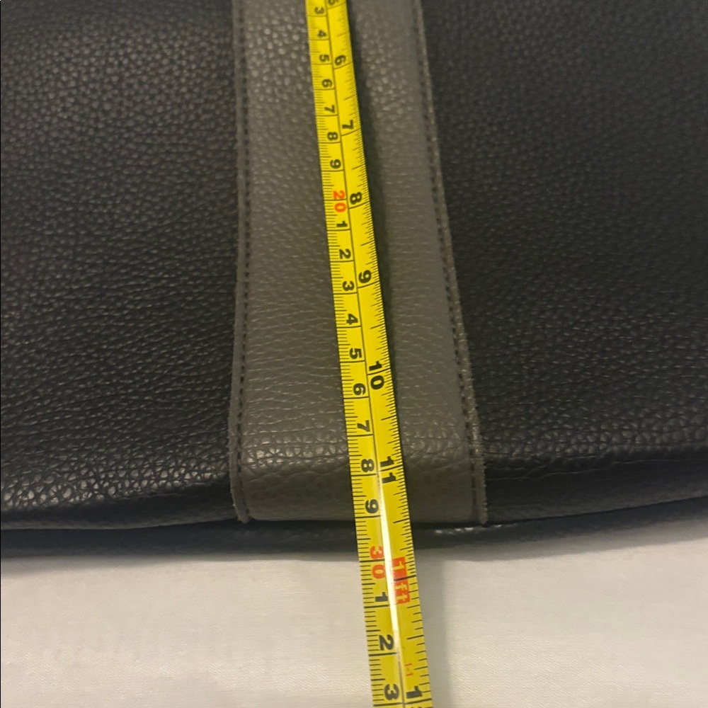 Vince Camuto Luck Tote black & gray large size one interior pocket everyday use - Picture 6 of 10